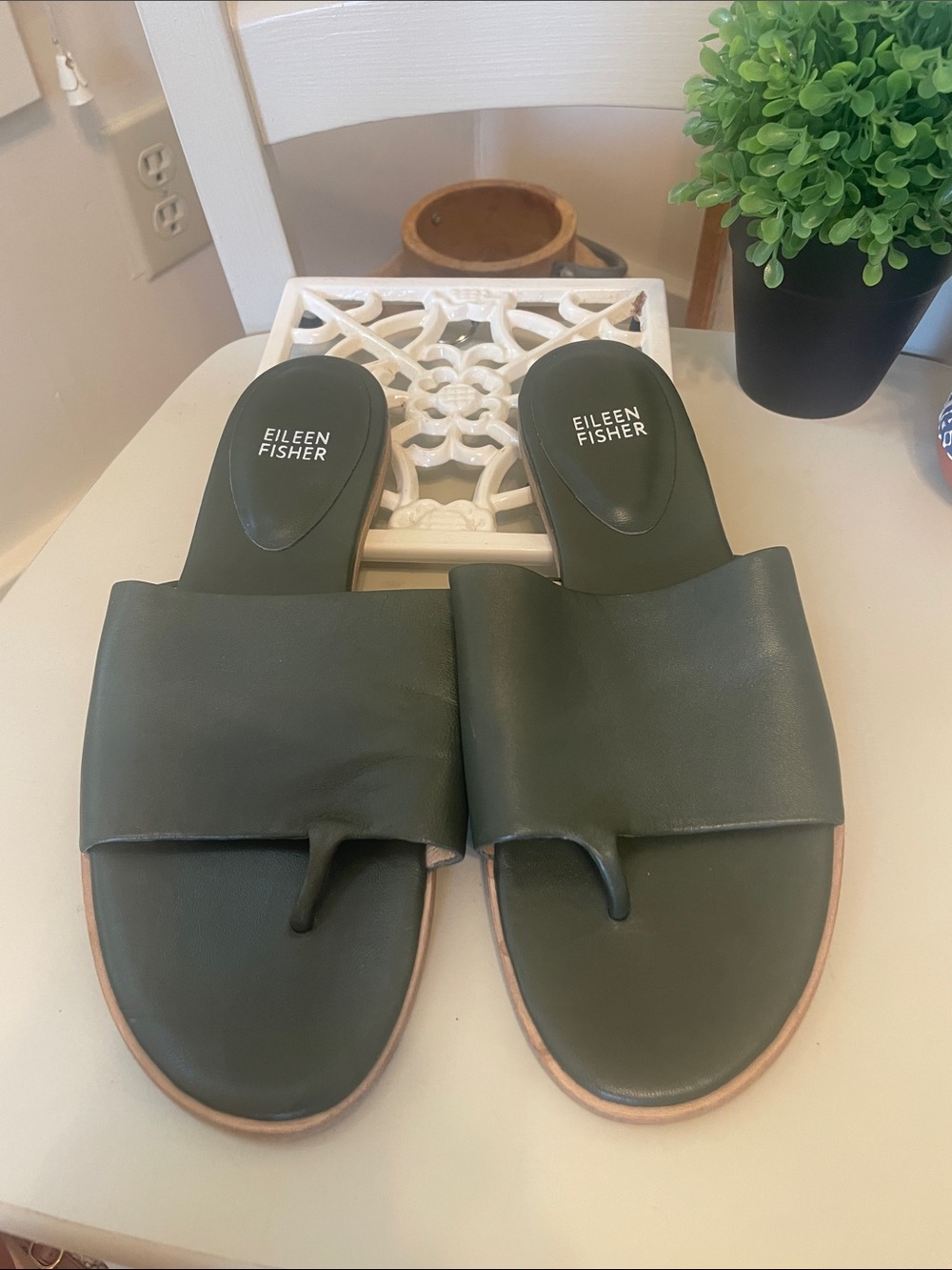 Eileen Fisher Dark Olive Leather Toe-Loop Slide Sandals sz8.5 EUC